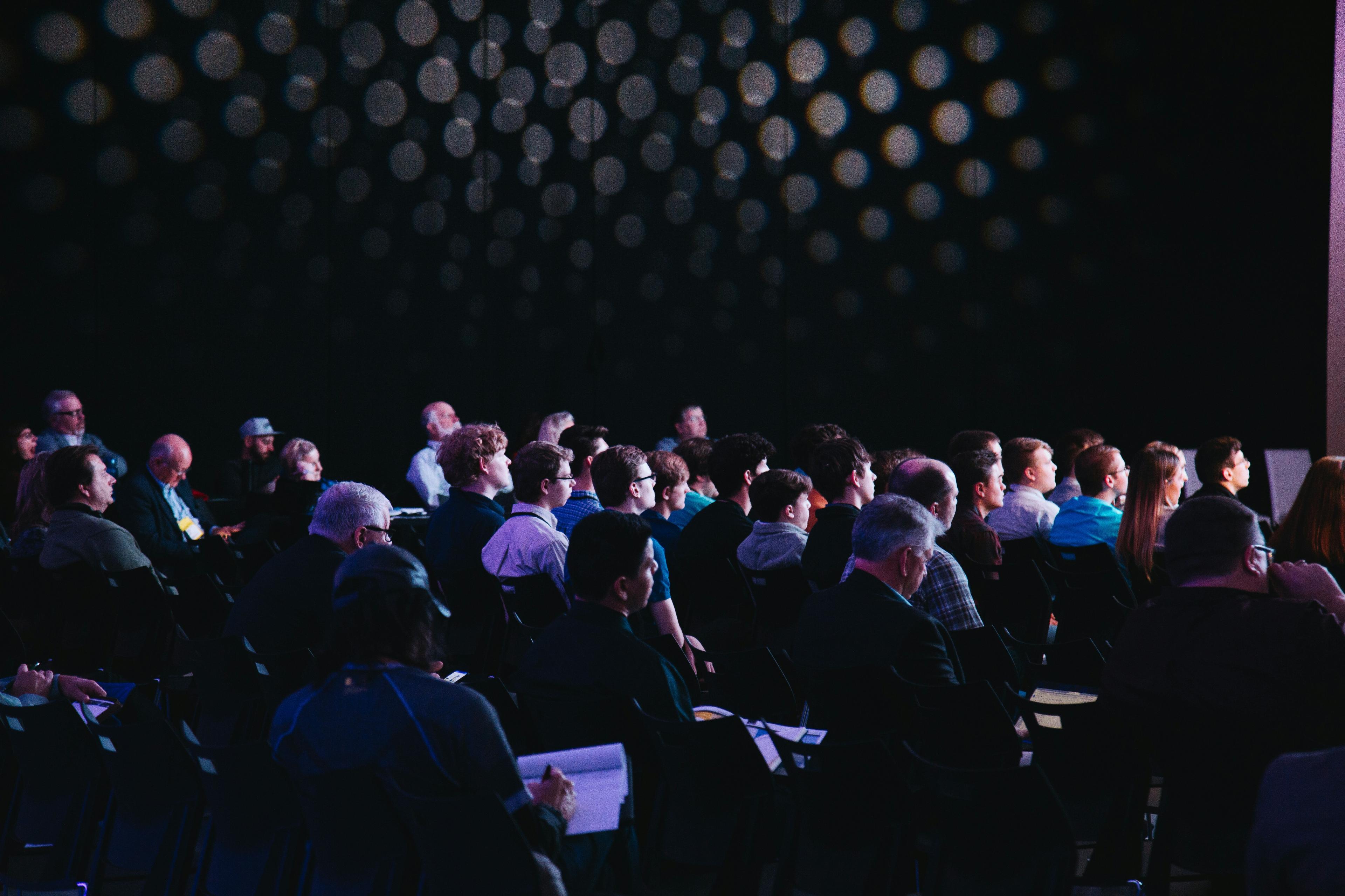 Plateia em auditório de evento corporativo