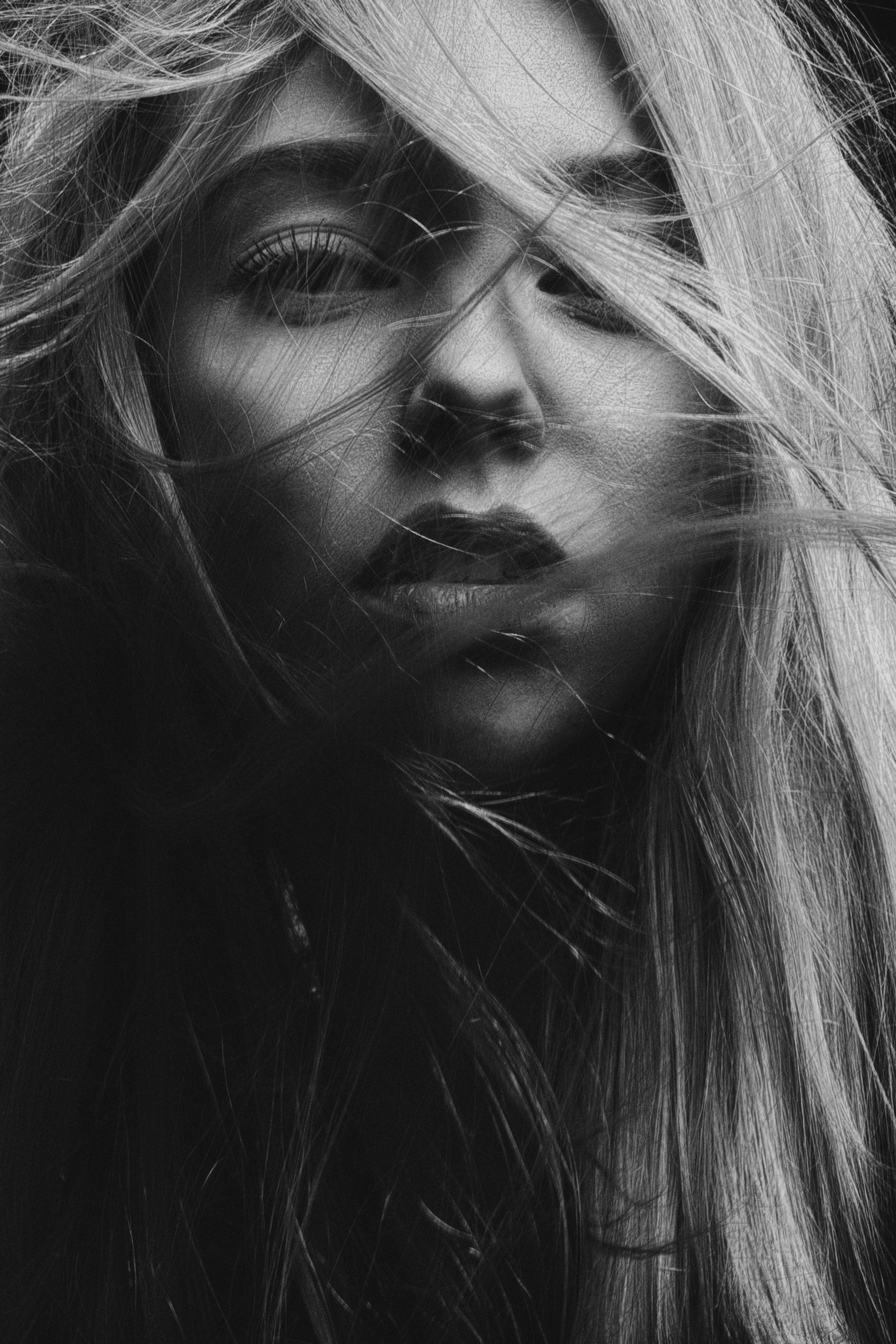 Retrato dramático em preto e branco
