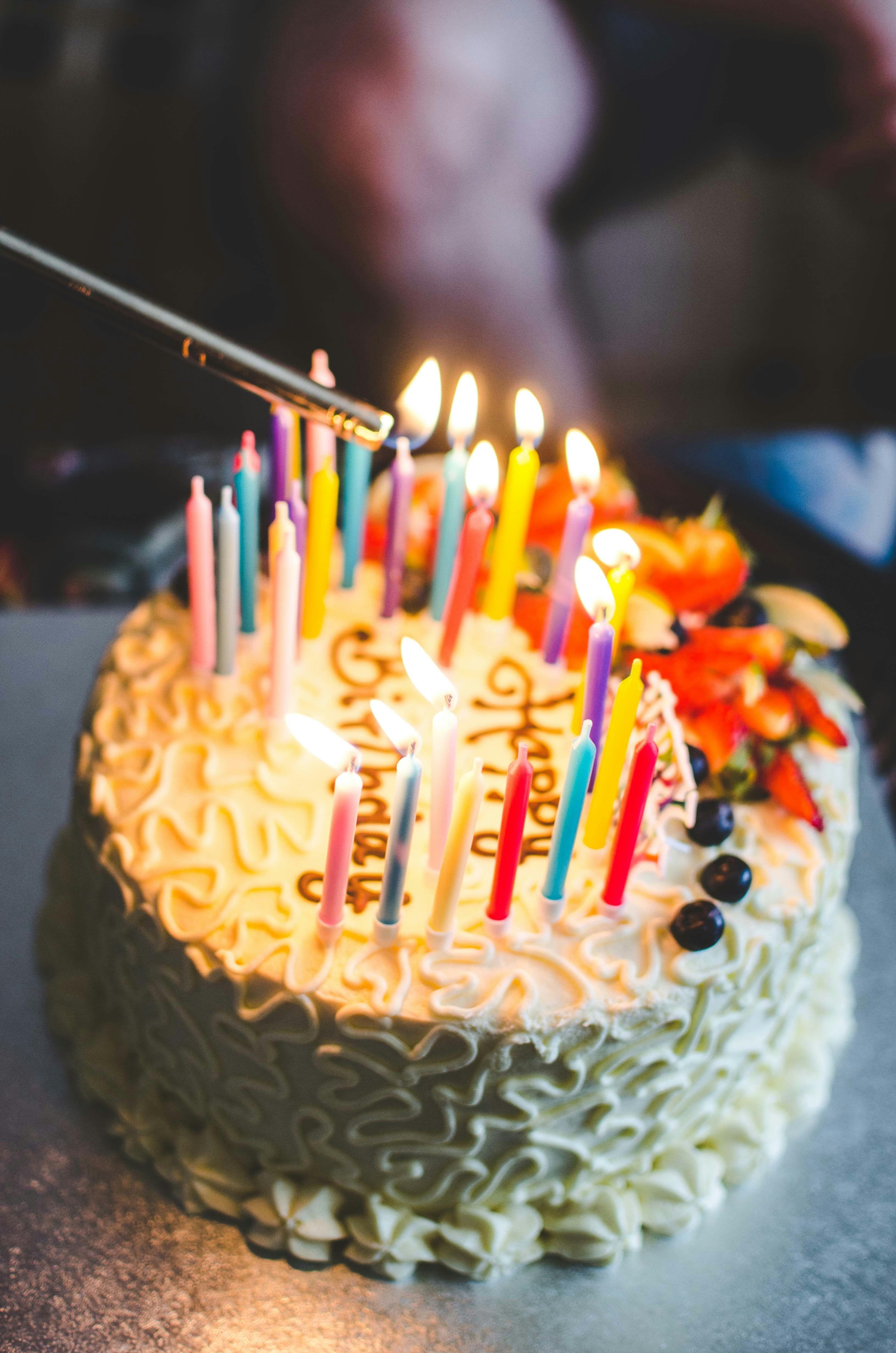 Velas acesas no bolo de aniversário