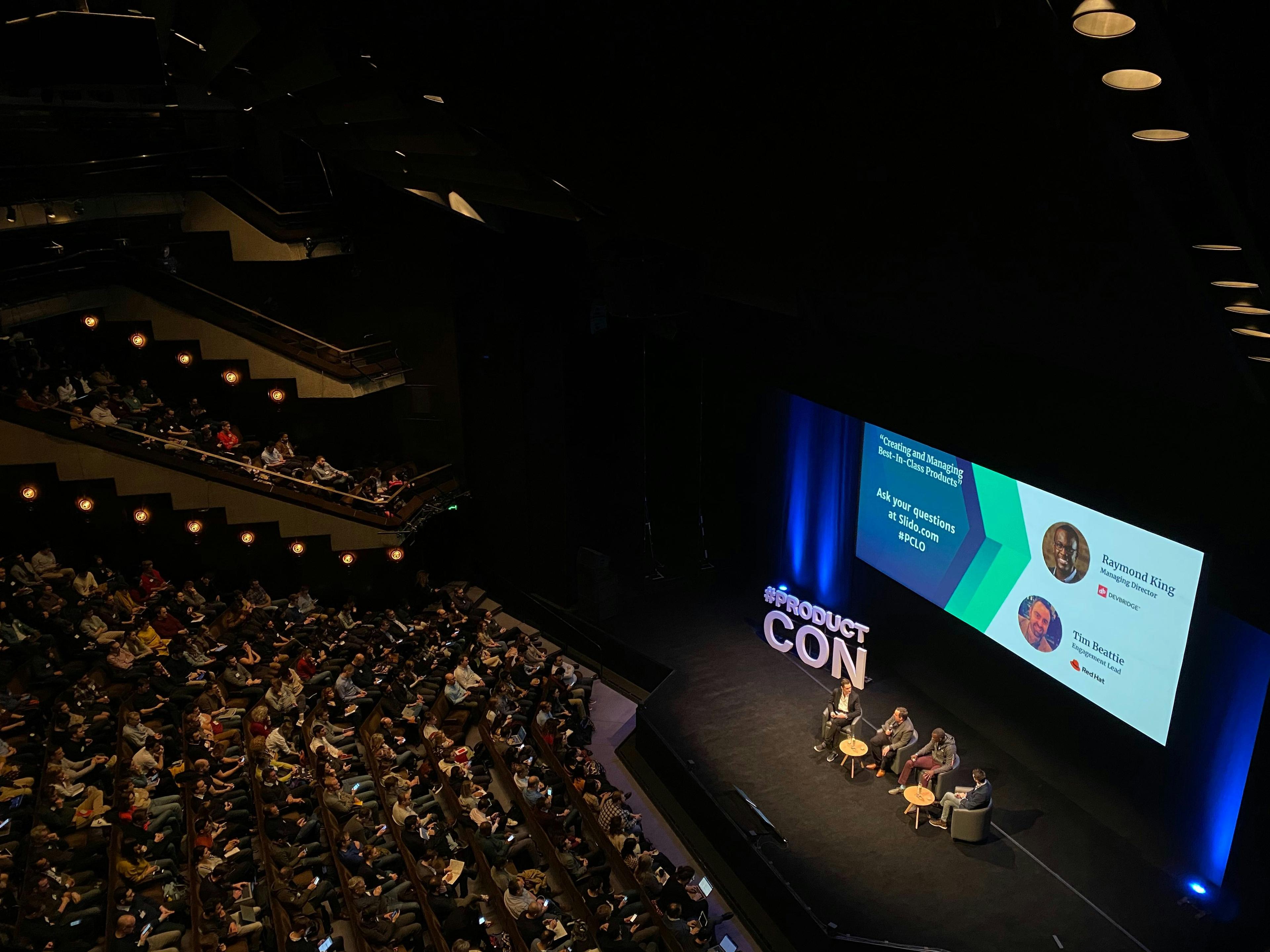 Painel de debate no palco do auditório