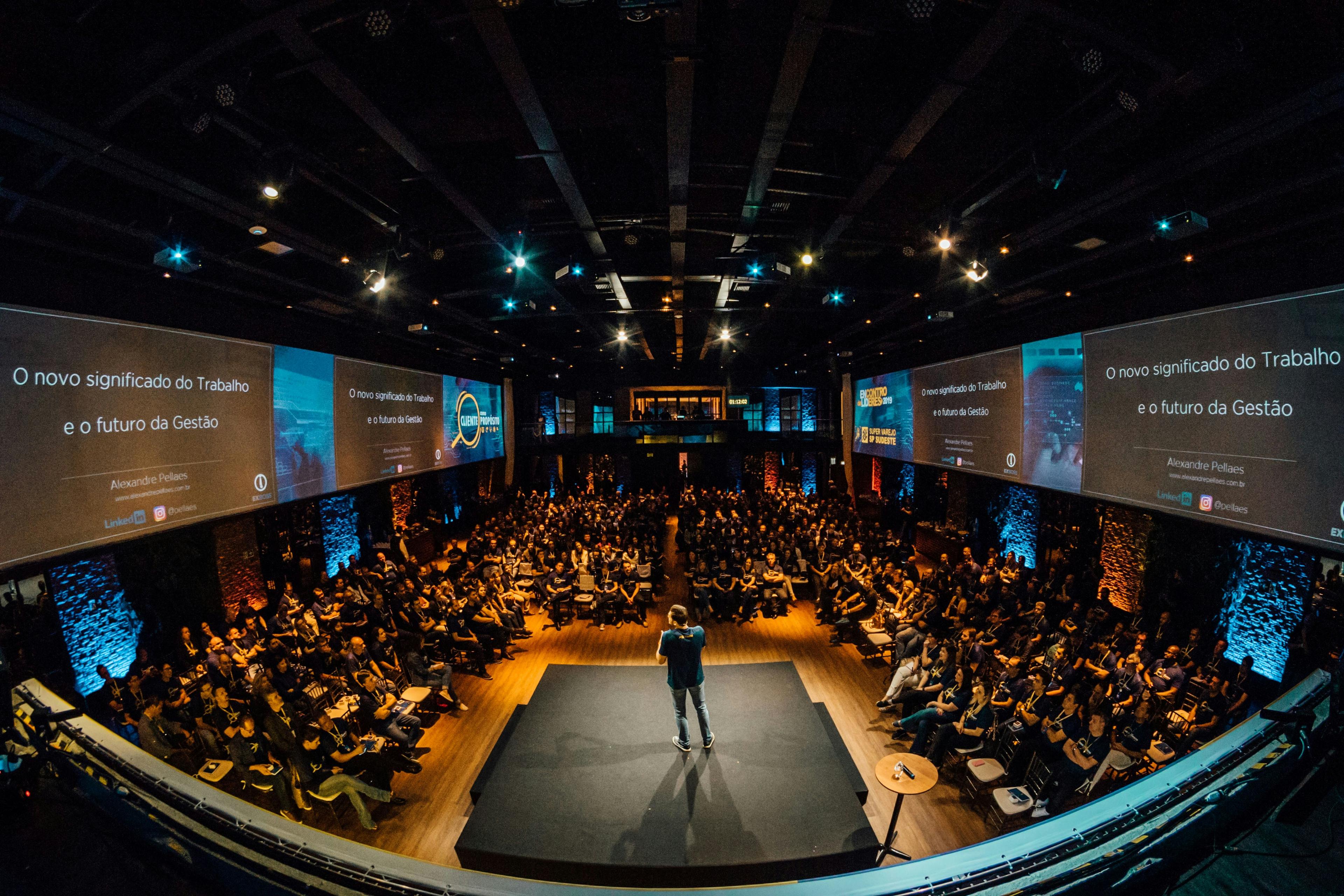 Palestrante no palco para grande público