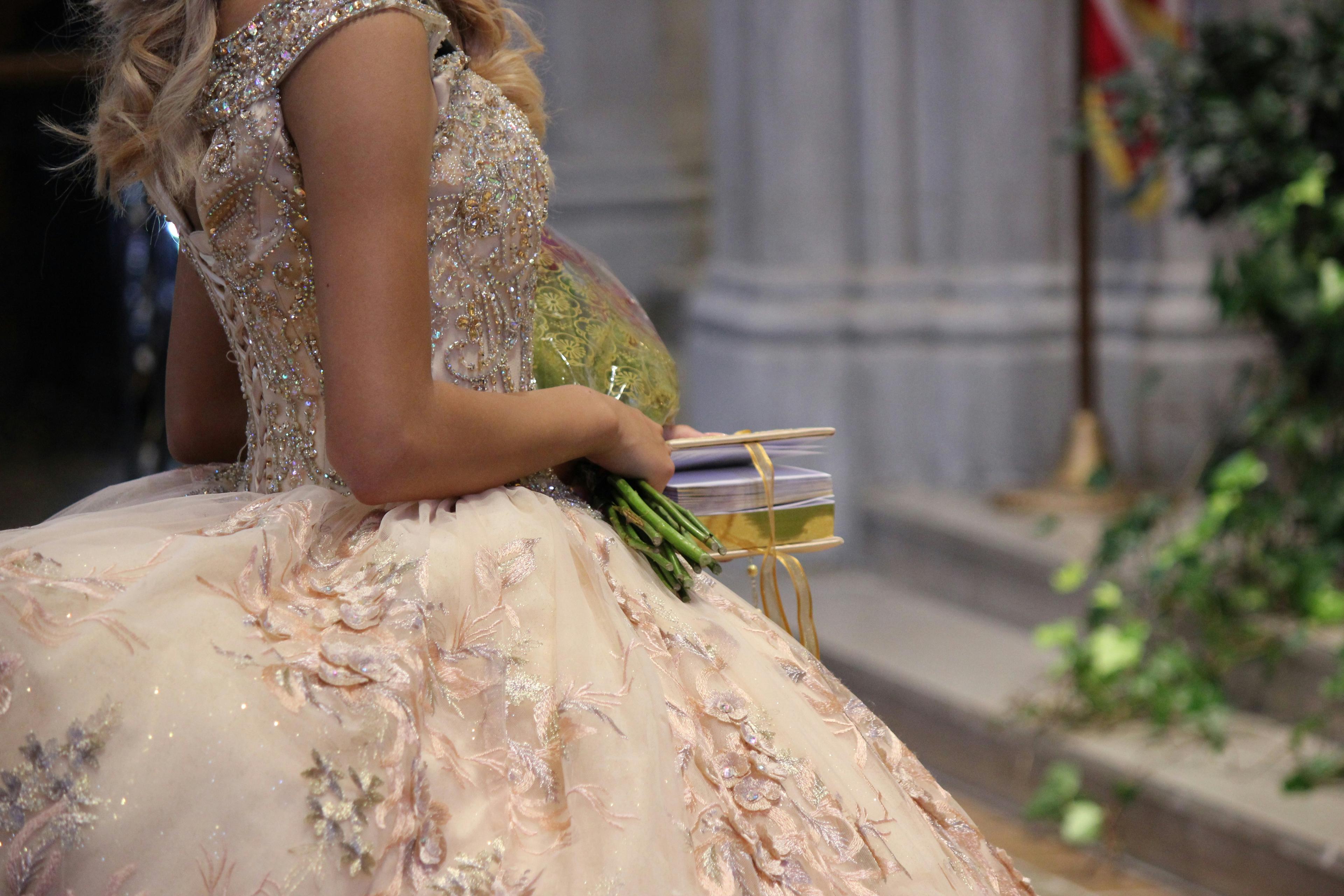 Debutante de vestido de baile com buquê
