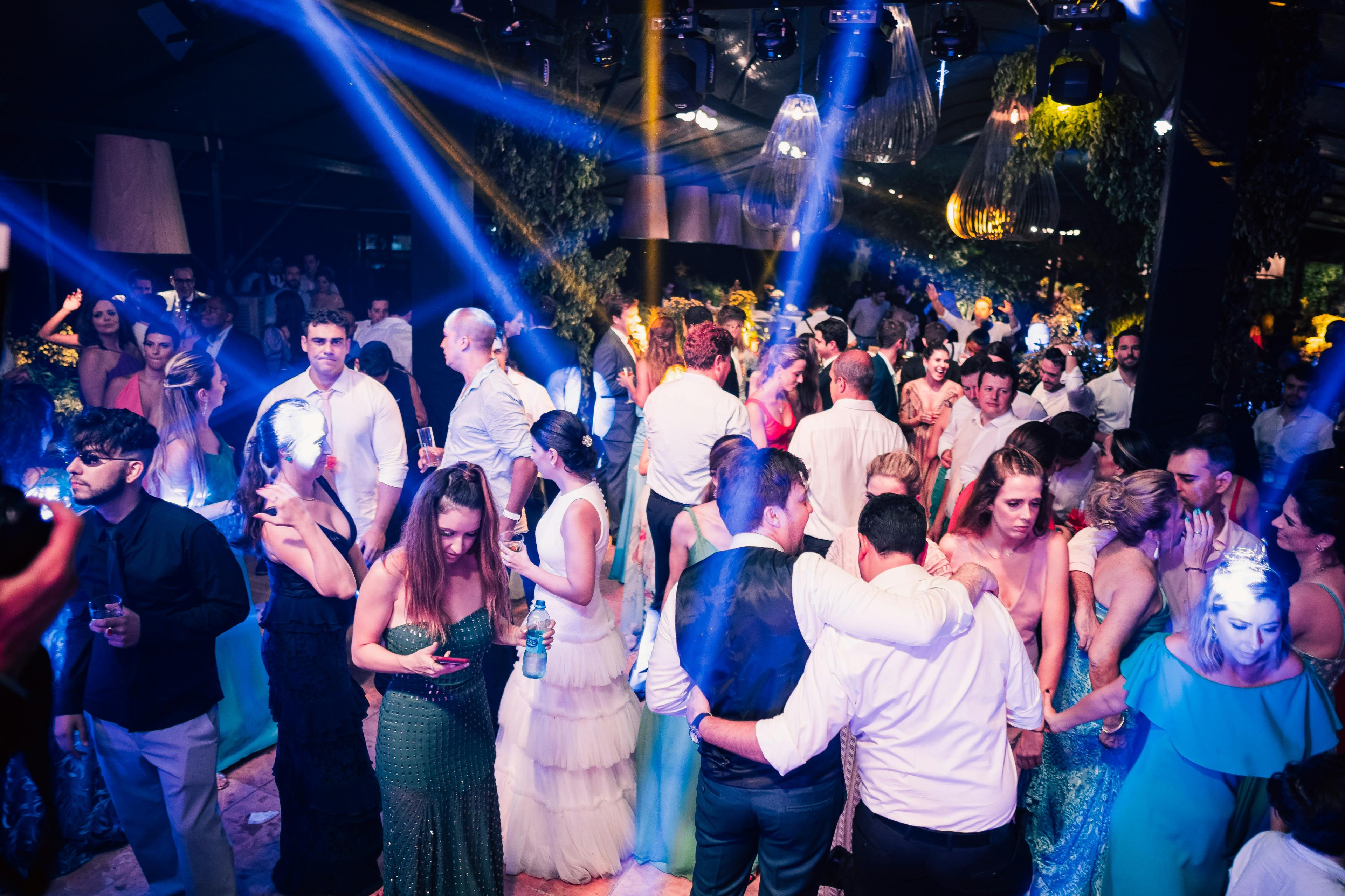 Multidão dançando no baile