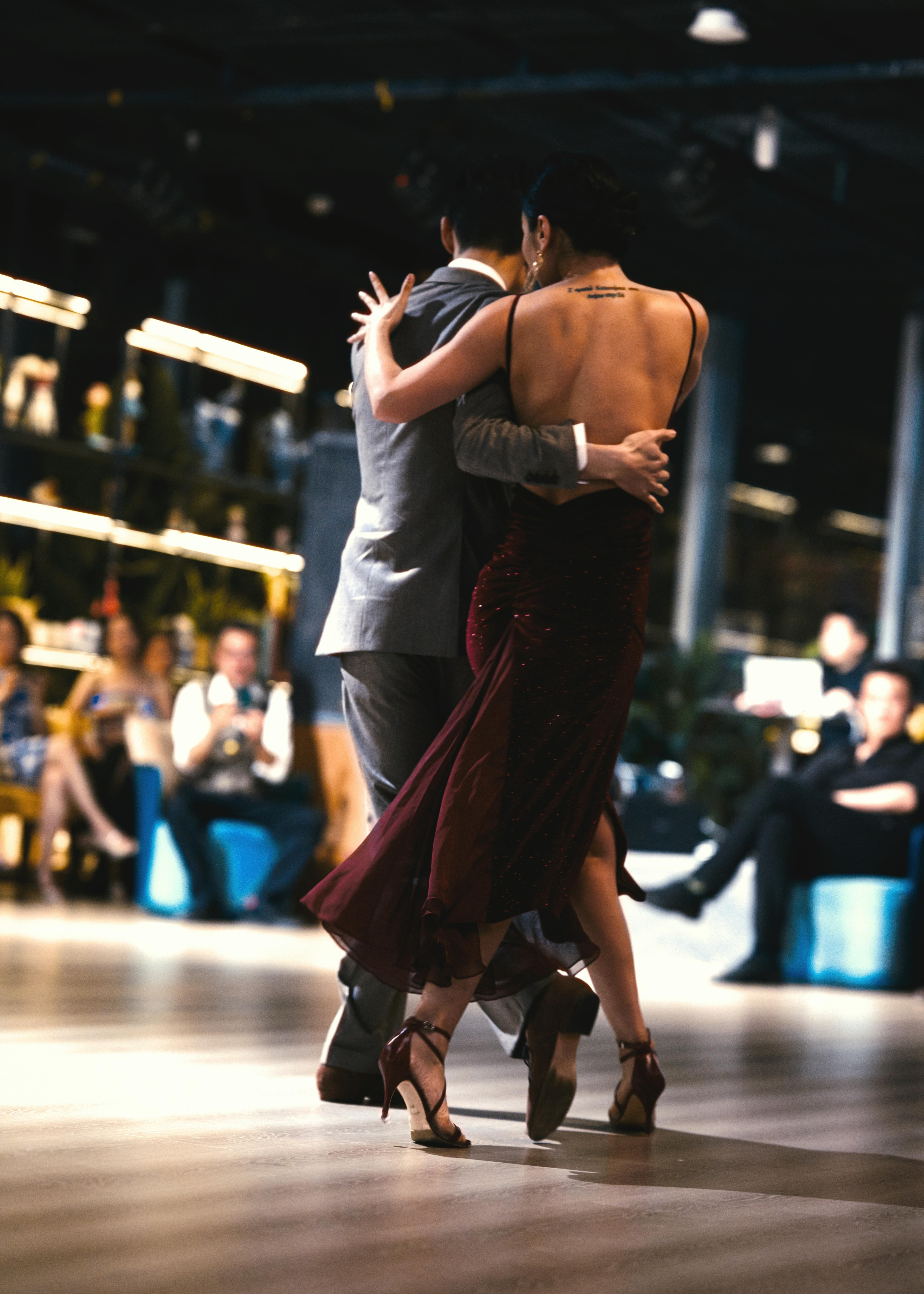 Casal dançando na pista