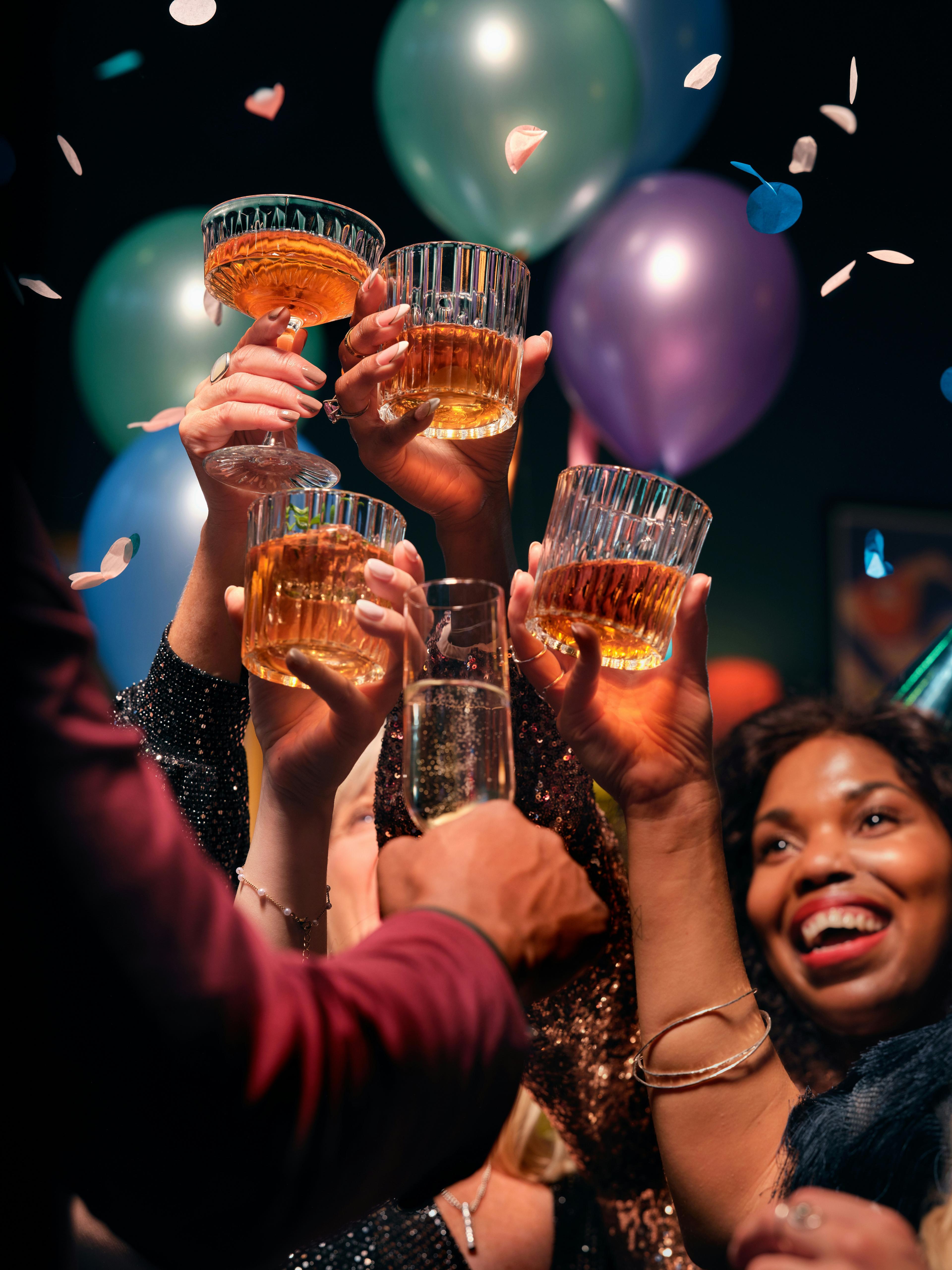 Brinde com taças em festa