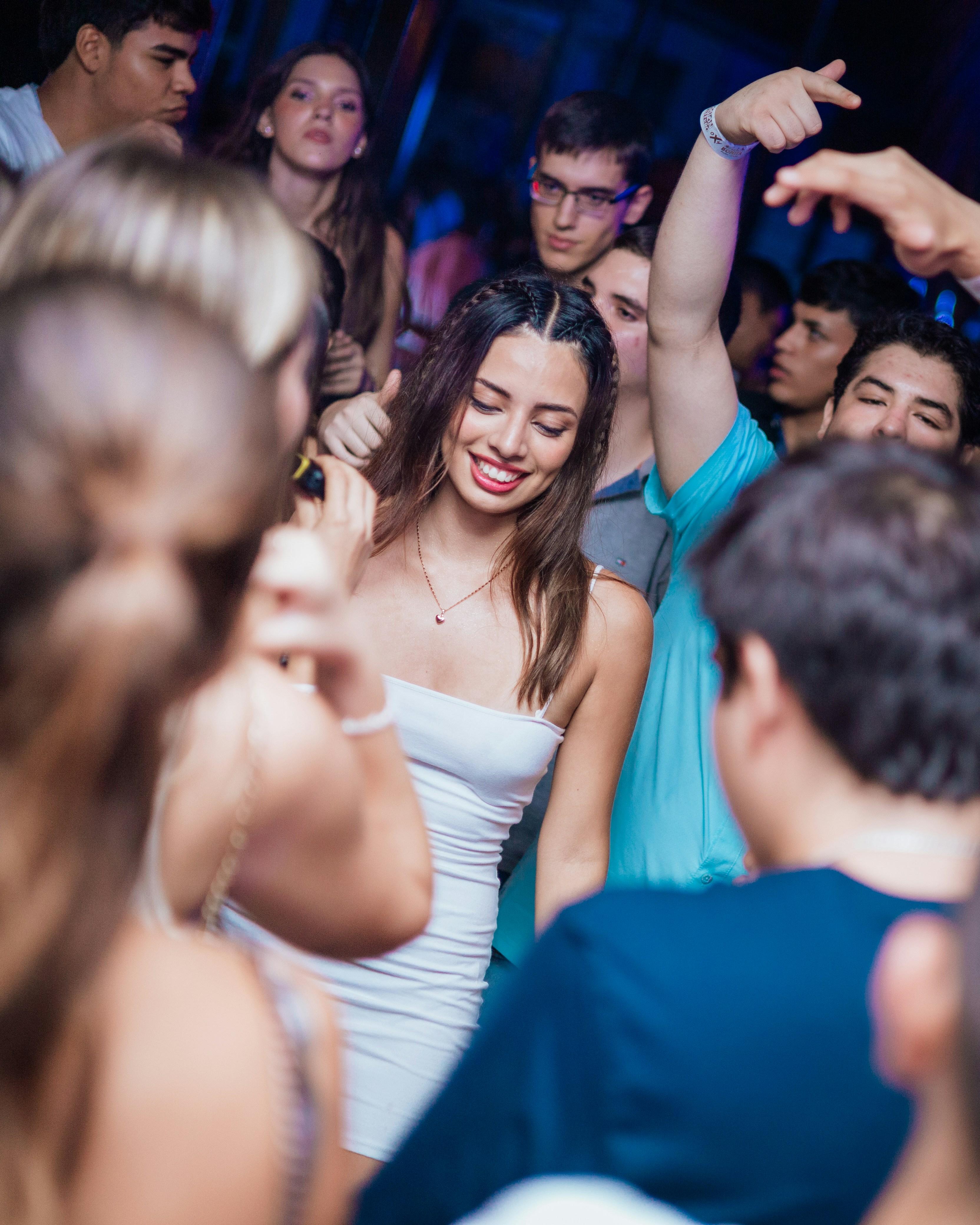 Grupo dançando na festa