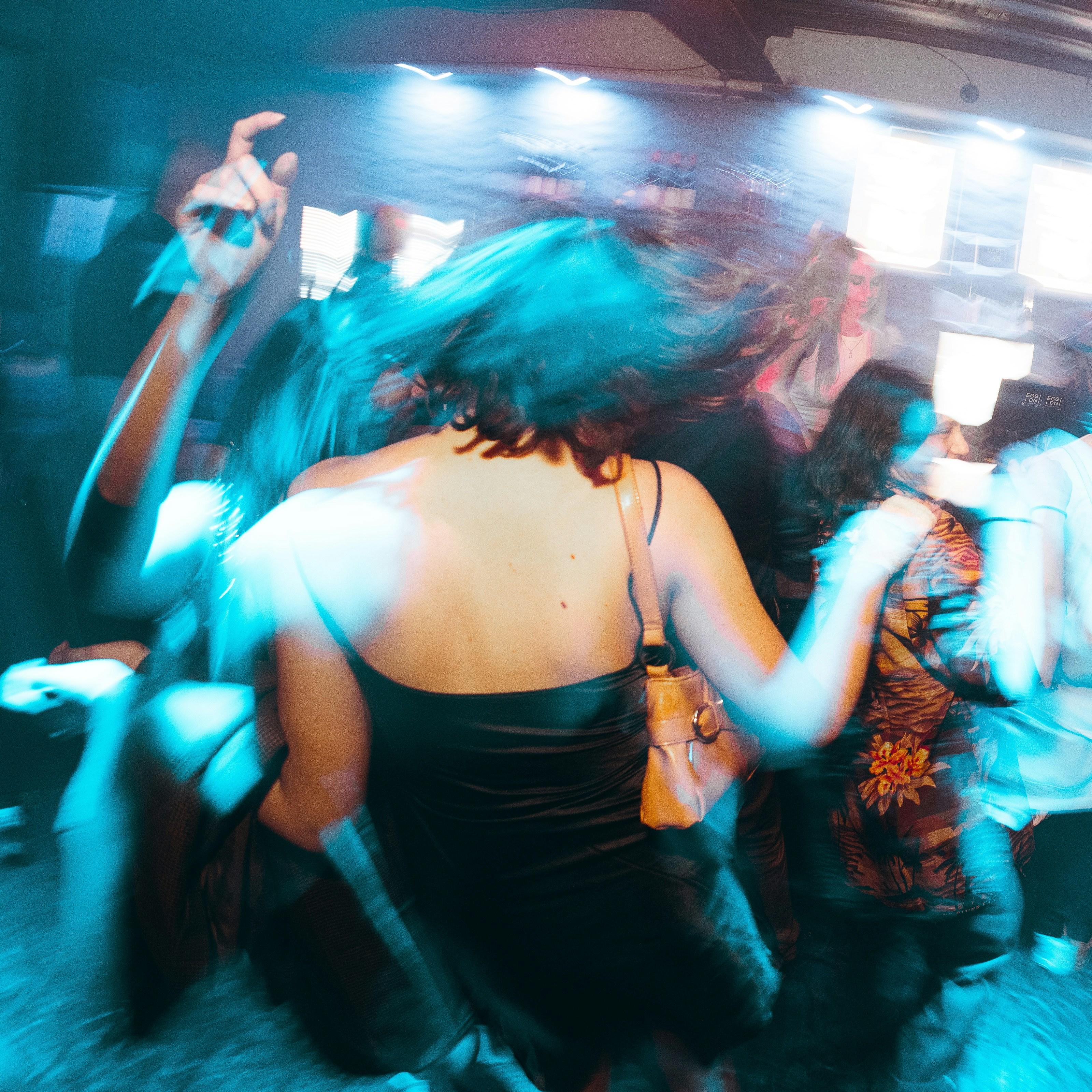Convidados dançando no baile