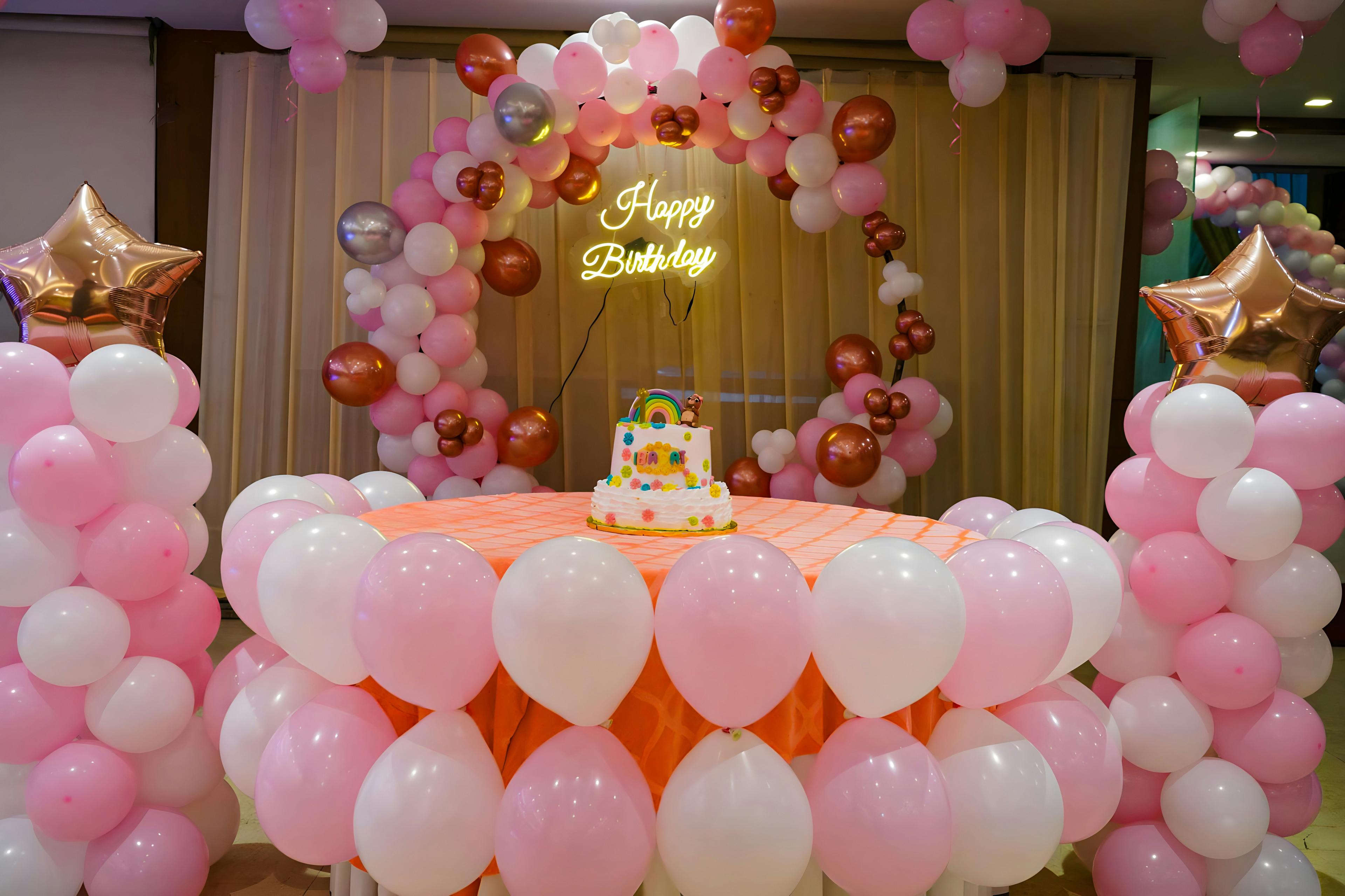 Festa de aniversário decorada com balões