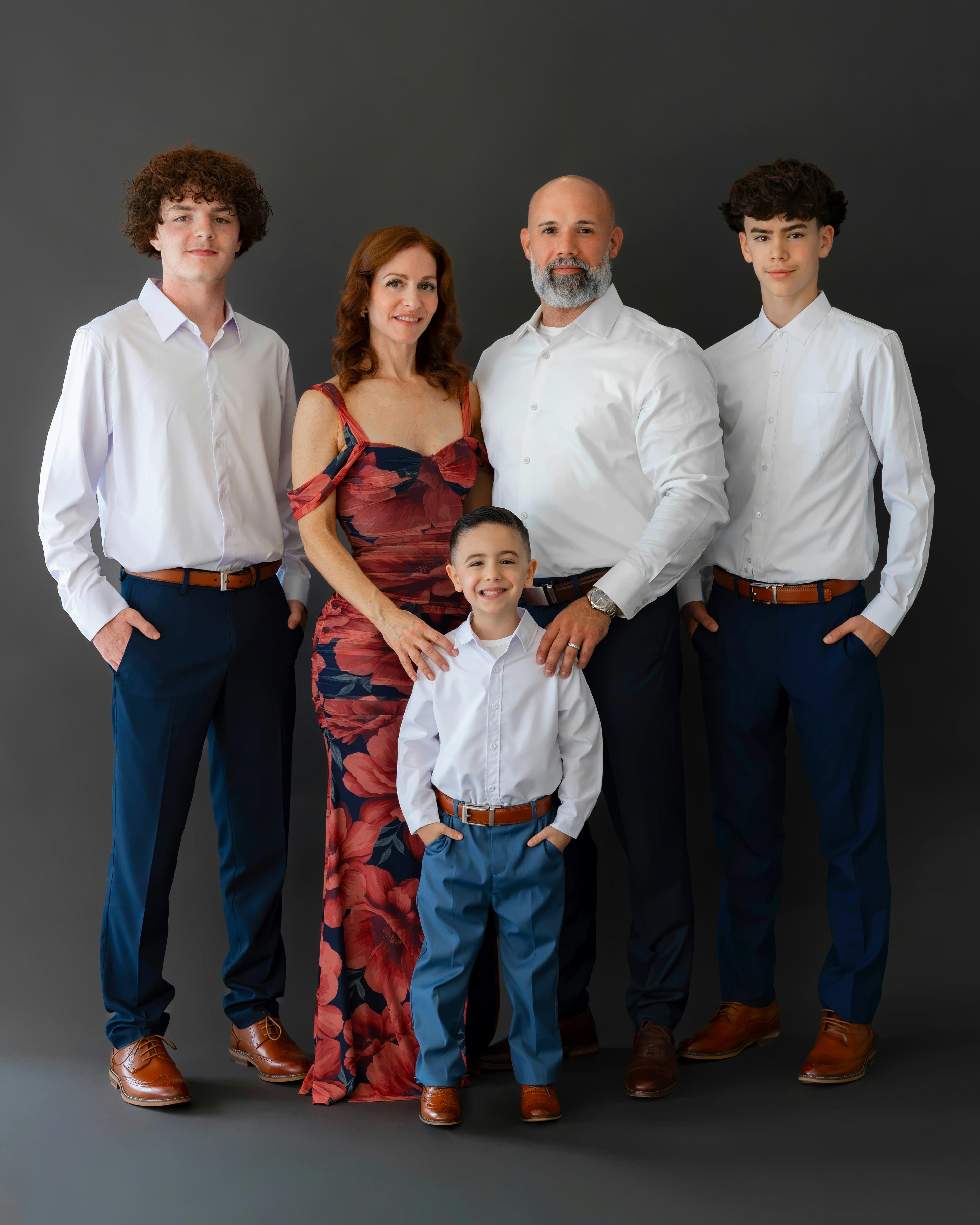 Família de cinco em retrato de estúdio