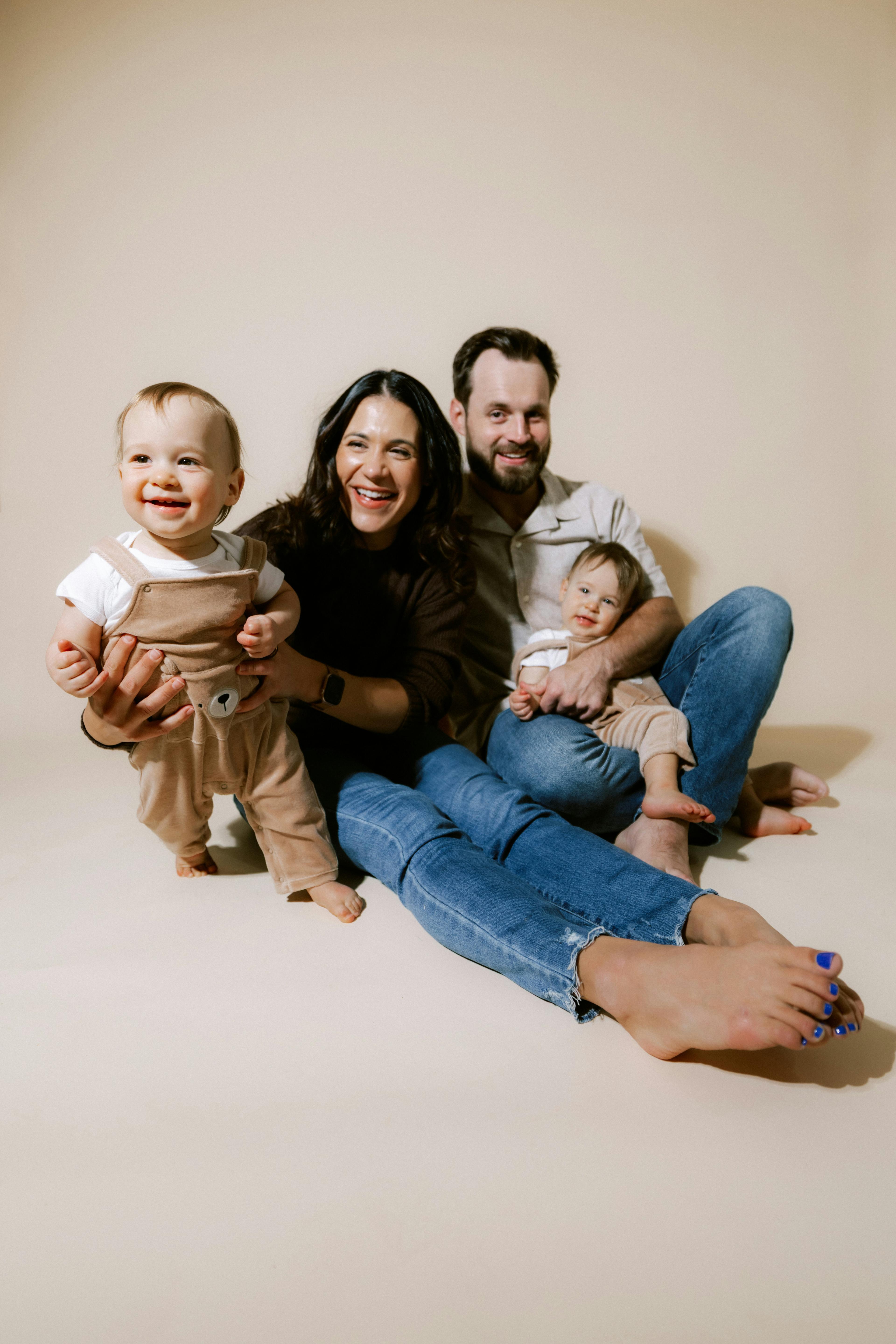 Família feliz com duas crianças
