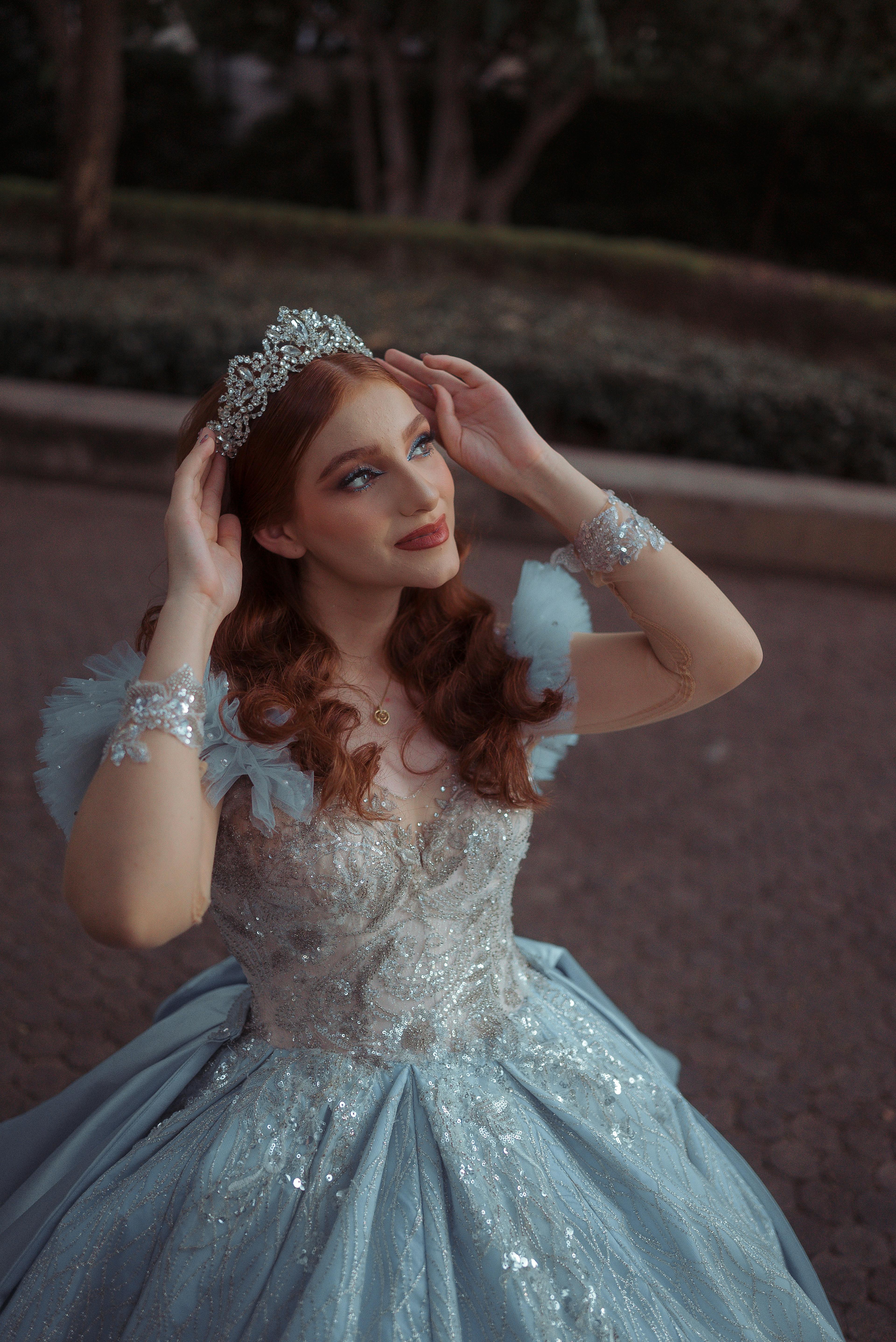 Debutante de vestido azul brilhante e tiara
