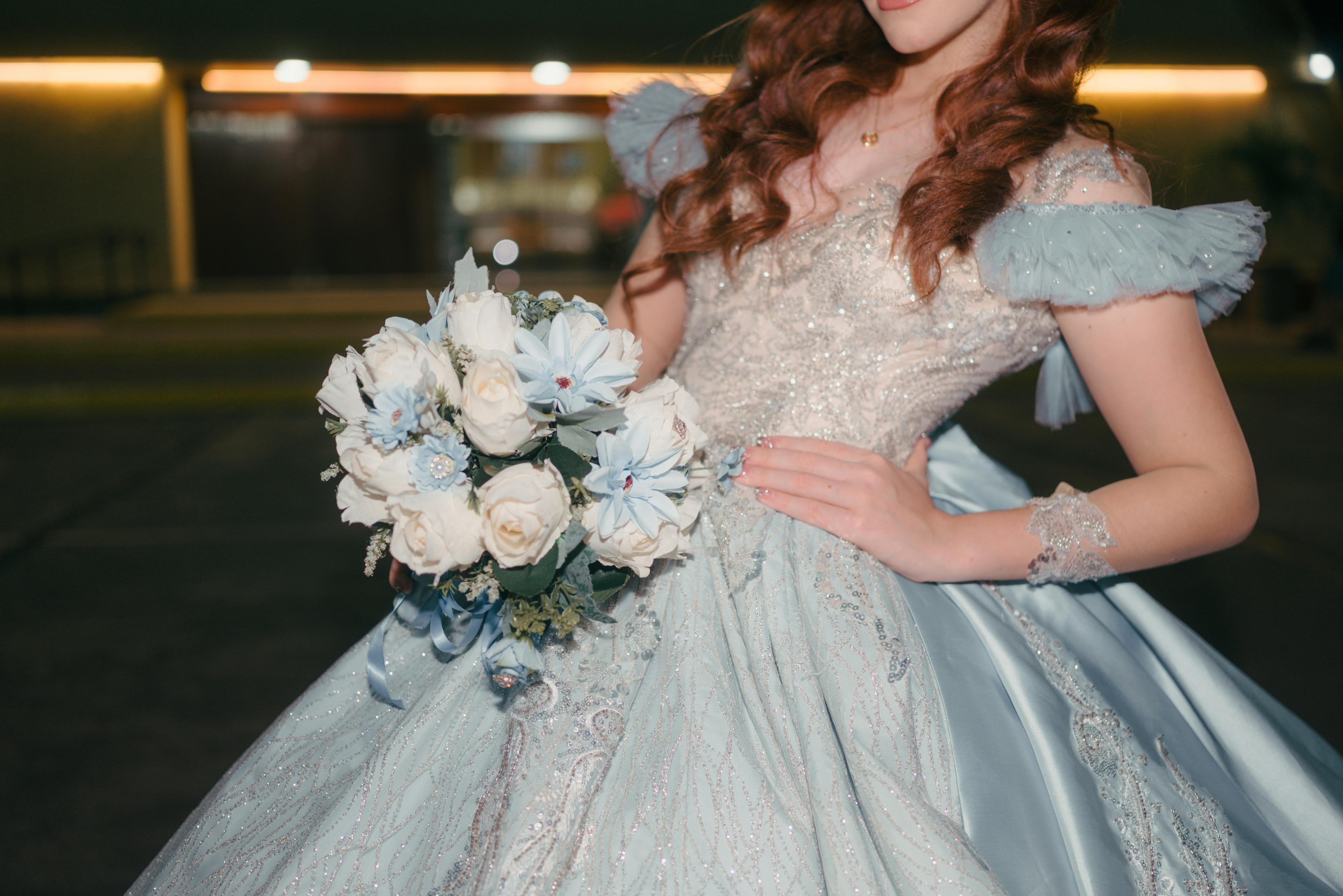 Debutante de vestido azul claro com buquê